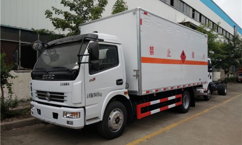 7噸東風(fēng)油漆廂式運(yùn)輸車(chē) 