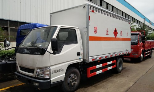 藍(lán)牌江鈴煤油廂式運(yùn)輸車(chē) 